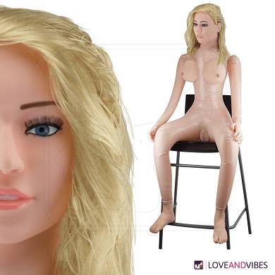 Sitzende blonde Liebespuppe mit Vibration