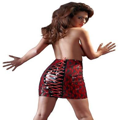 Roter Lackrock mit Spitze