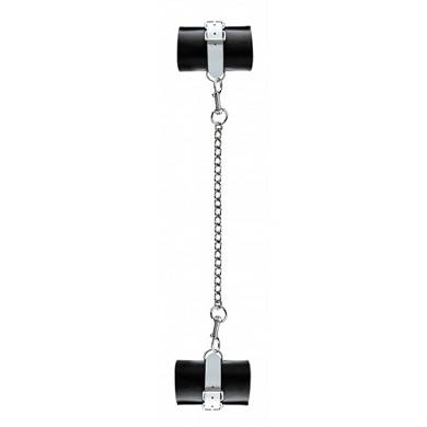 Fesseln aus Leder mit Kette aus Metall