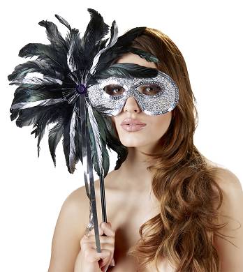 Maske mit Stab mit Federschmuck verziert