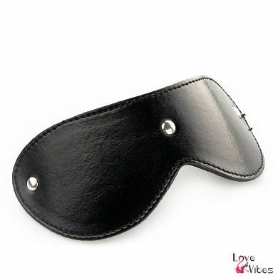 Augenmaske aus schwarzem Leder mit Nieten