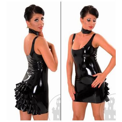 Latexminikleid mit Rüschen am Po