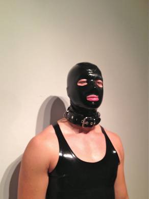 latexmaske-mit-halsband