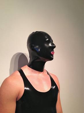 latexmaske-modell-vier