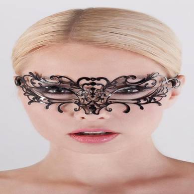 Maske aus Metall mit geschwungenen Elementen