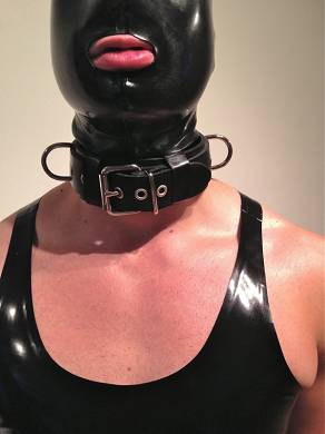 latexmaske-mit-halsband