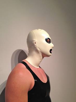farbige-latexmaske-modell-zwei