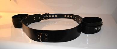 BlackRuBB Latex Bondage Gürtel mit Arm Fesseln *Maßanfanfertigung* Rubber Gummi