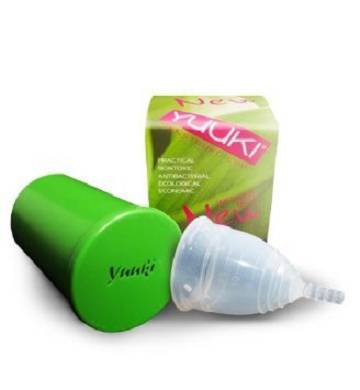 Menstruationstasse Yuuki Soft klein S aus Silikon BPA-frei mit Becher zur Reinigung und Au