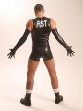 handschuh-aus-latex-schulter