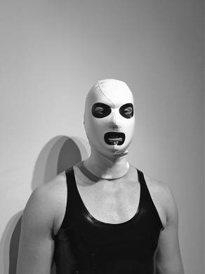 Farbige Latexmaske Modell Eins