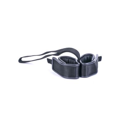 HardcoreDeLuxe Handfessel mit Haltegurt black
