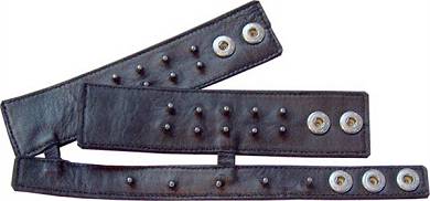 Nieten und drei Bänder genießen: Der Mr. B Cockstrap