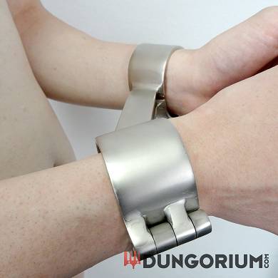 dungorium-angled-handcuff
