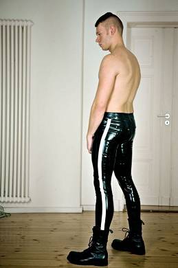sporthose-mit-gestaschen-und-seitlichem-streifen