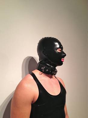 latexmaske-mit-halsband