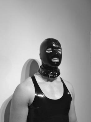 Latexmaske mit Halsband