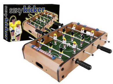 Tischkicker mit weiblichen Kickfiguren
