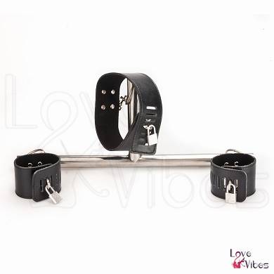 BDSM-Stange mit Halsband & Handfesseln