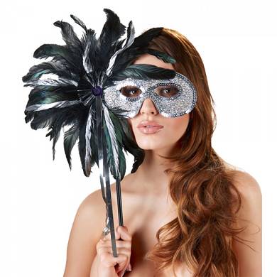 Federschmuck verzierte Maske mit Stab - in Schwarz/Silber