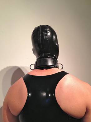 latexmaske-mit-halsband