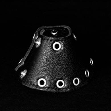 Schwarzer Parachute mit Nieten