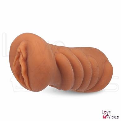 Lustmuschi mit dunkelhutiger enger Vagina