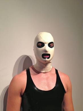 farbige-latexmaske-modell-zwei