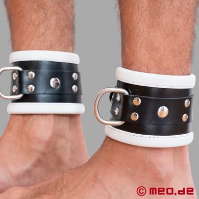 Schwarz / Weiße Bondage Fußfesseln aus Leder