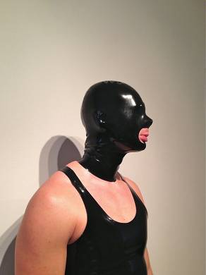 latexmaske-modell-drei