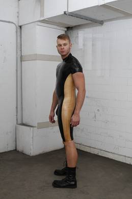 der-surfsuit-mit-farbigen-seitenteil