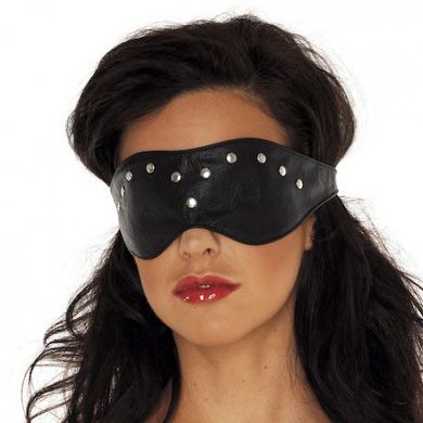 leder_maske_verziert_mit_nieten