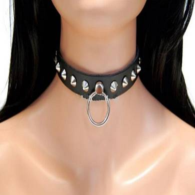 lederhalsband-mit-o-ring-und-spitznieten