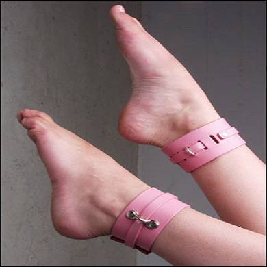 pinke-leder-fufesseln