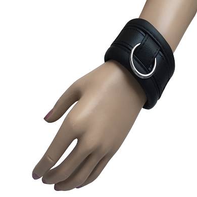 schwarze-leder-handfessel