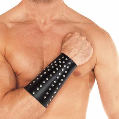 leder-armmanschette-mit-nieten