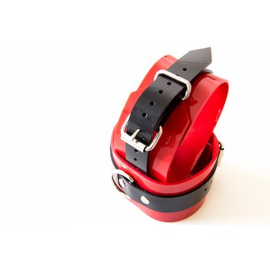 fufessel-aus-rotschwarzen-pvc