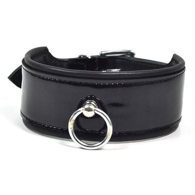 halsband-aus-lackleder-mit-ring-der-o