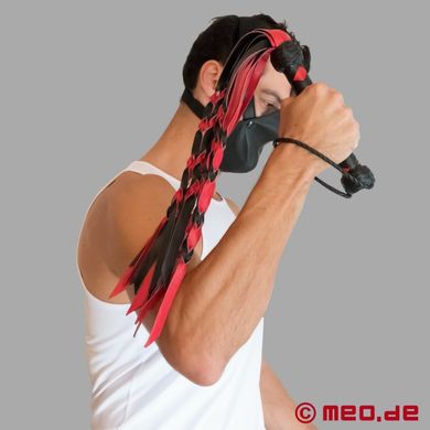 flogger-satanas-aus-schwarz--rotem-leder