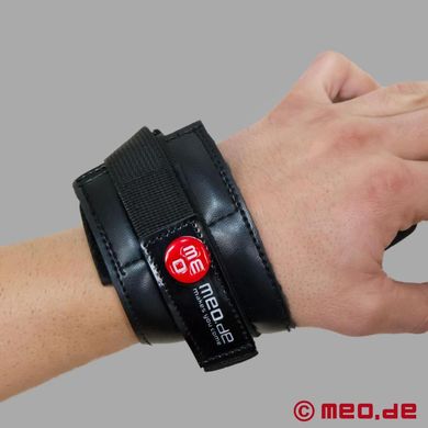 hitech-bdsm-handfesseln