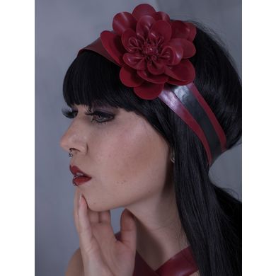 latex-haarband-mit-blume-macinger