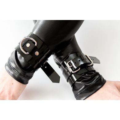handfessel-aus-schwarzen-pvc