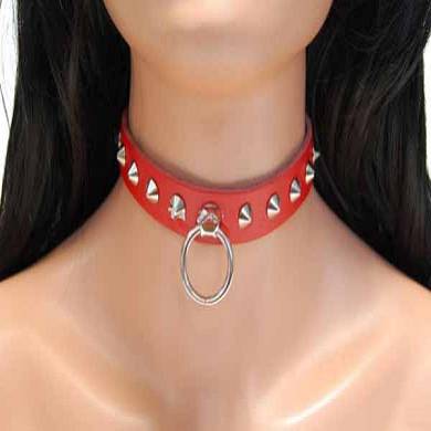 lederhalsband-mit-o-ring-und-spitznieten-rot