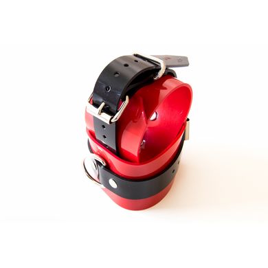 handfessel-aus-rotschwarzen-pvc