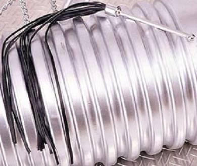 peitsche-mit-riemen-und-metallgriff