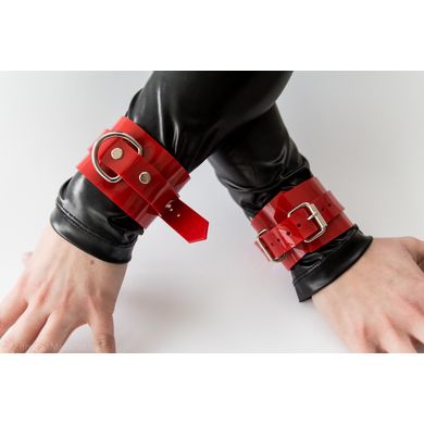 handfessel-aus-roten-pvc