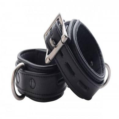 schwarze-fufesseln-aus-leder