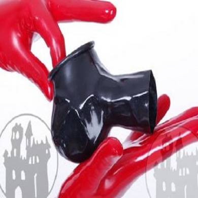 latex-penishlle-mit-hodensack-kurz-getaucht